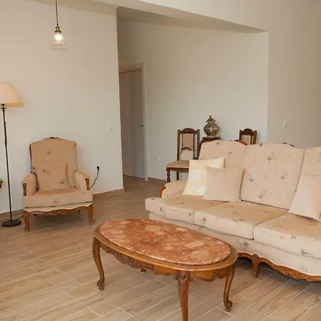 Polikseni House Semesterbostad *